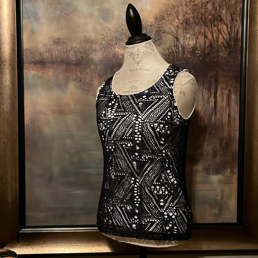 Chico’s Size 0 navy crochet tank with white lining